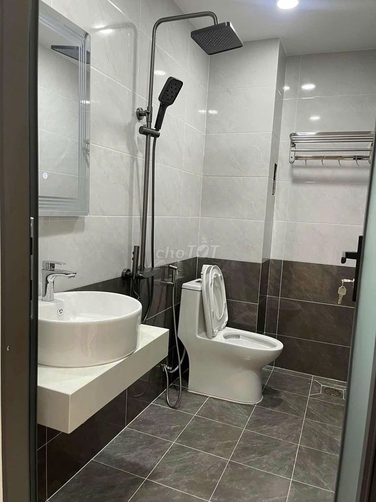 Four bedrooms. Full Seven. Three floors.