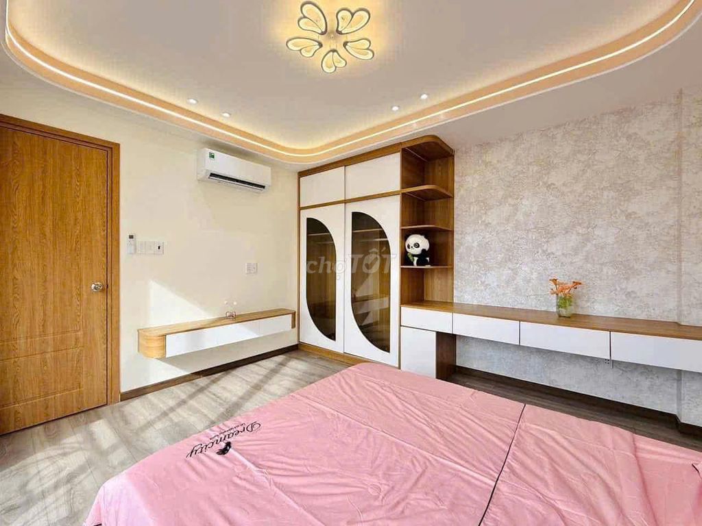 Four bedrooms. Full Seven. Three floors.