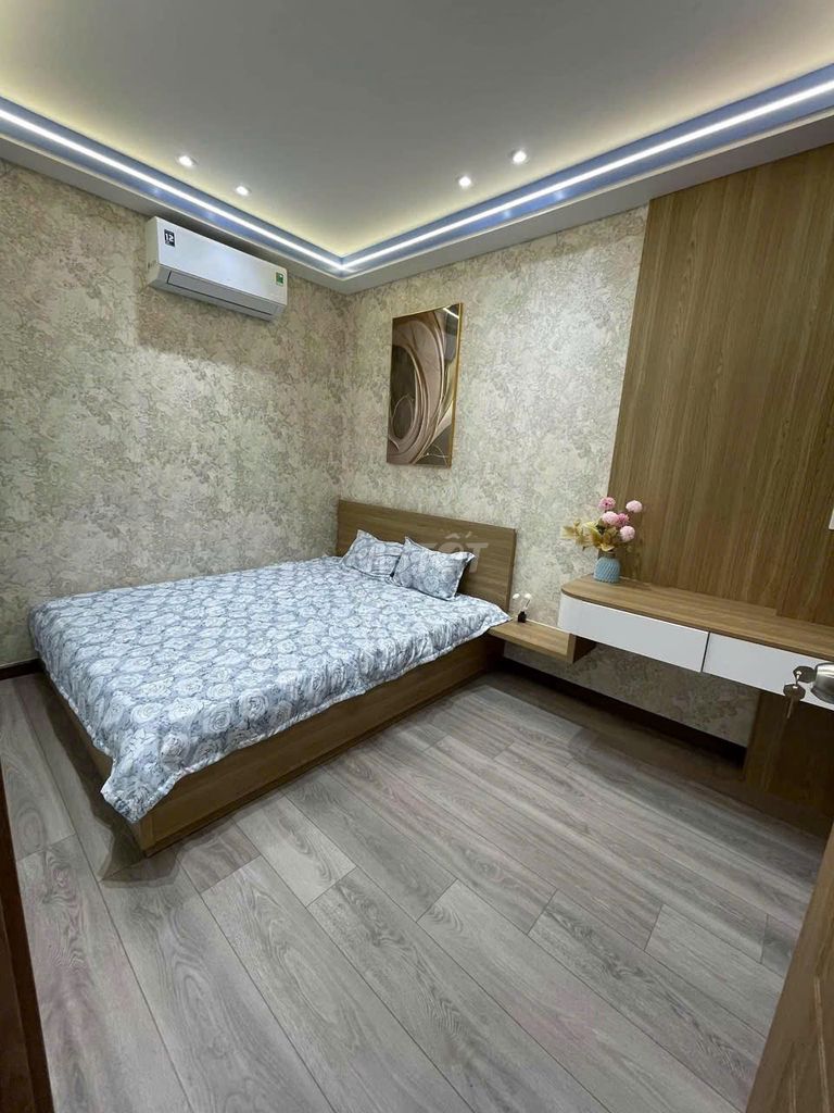 Four bedrooms. Full Seven. Three floors.