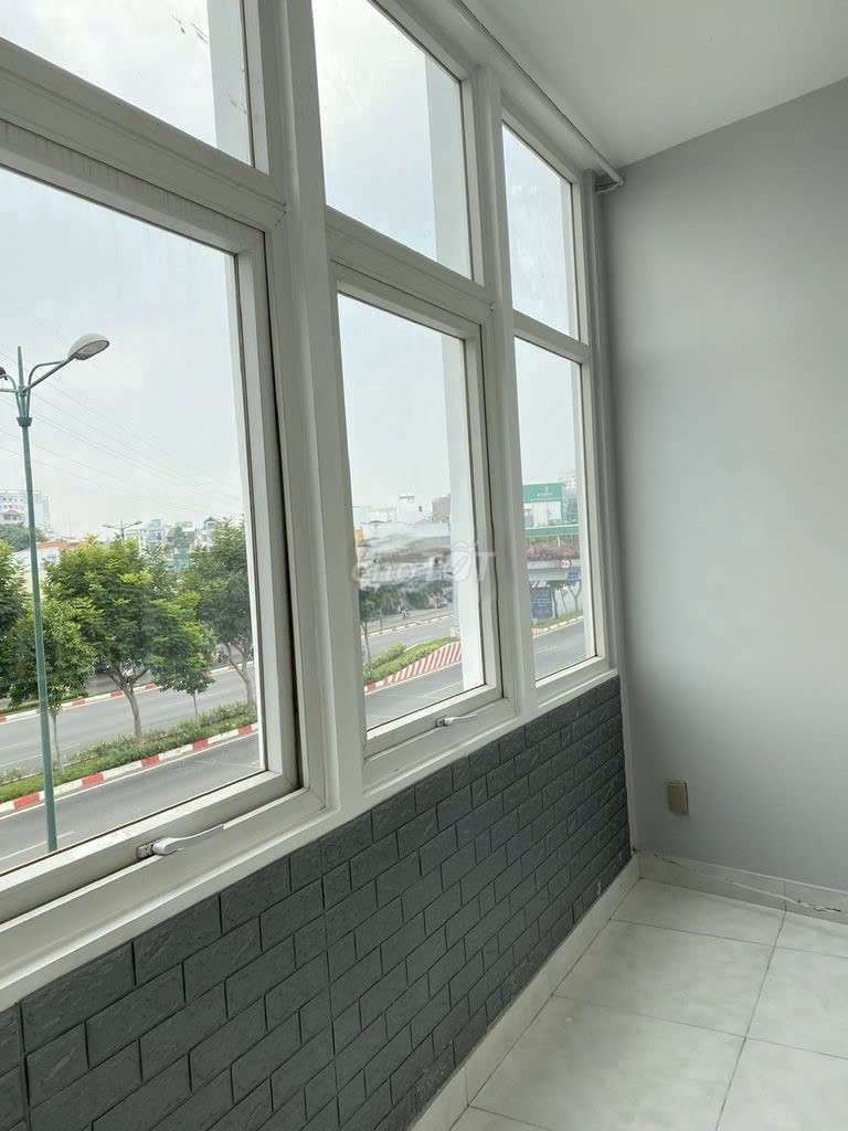 20 million -- the Phạm Văn Đồng front -- is equal to 7.5 meters minus three floors -- broad sidewalk.