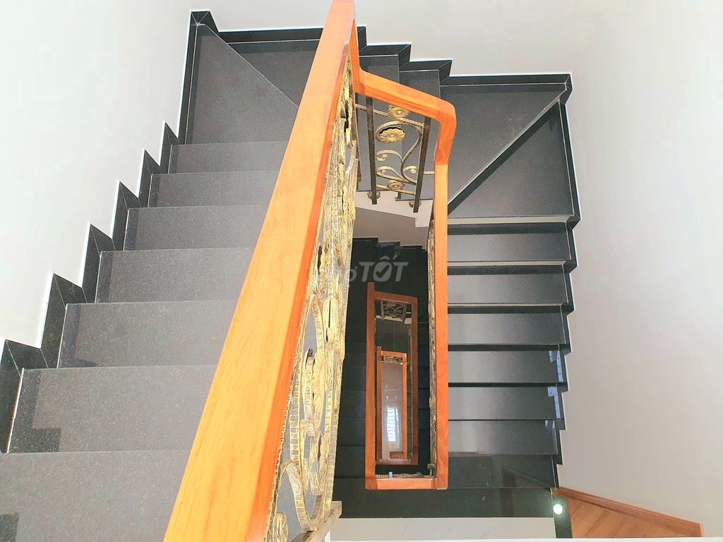 19 million a month house four floors, 14 meters wide, near the River Cromalll.