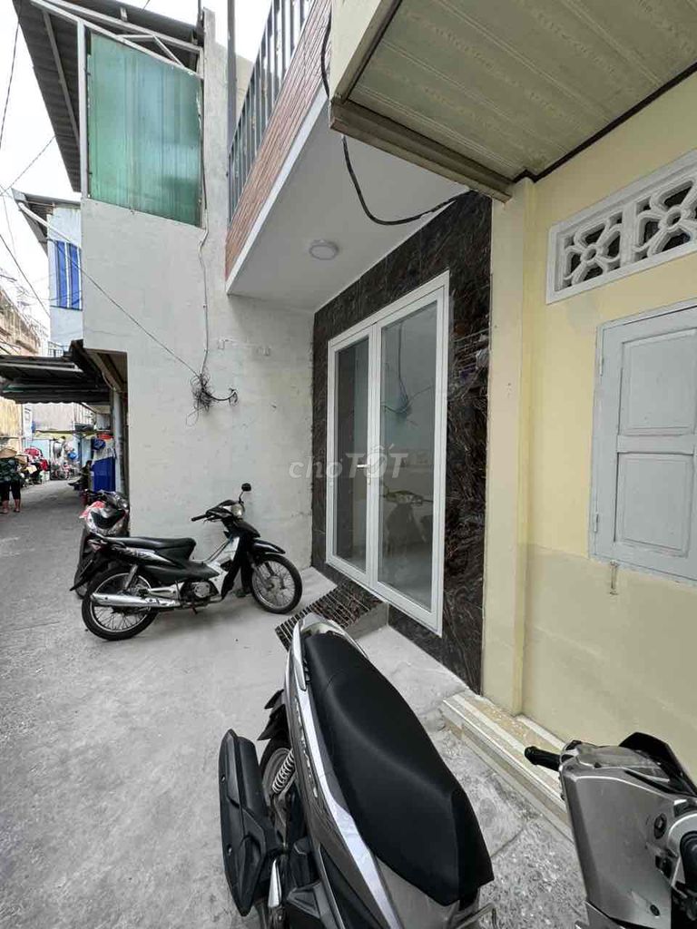 Rent the entire district of 8 main owners