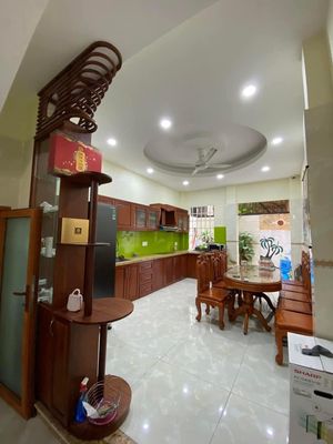 Nice place. 5 x 20 meters. 4 floors. 5 bedroom. 6 bathrooms next to aeon.