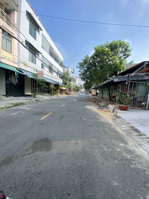 Nice place. 5 x 20 meters. 4 floors. 5 bedroom. 6 bathrooms next to aeon.