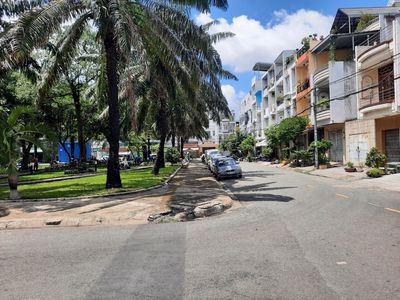Nice place. 5 x 20 meters. 4 floors. 5 bedroom. 6 bathrooms next to aeon.