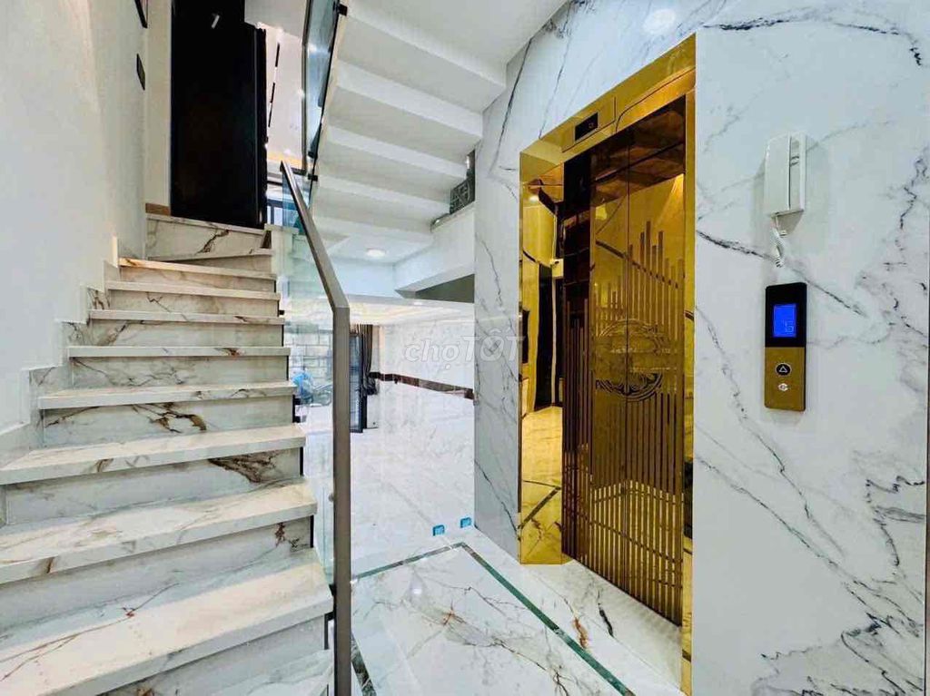 Rent the next street for a month. A new four-room new interior.