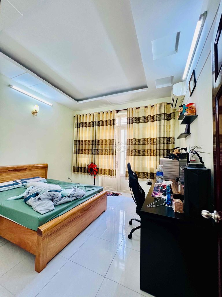 Rent a 200-foot-one-thirty area 3rd floor bedroom 3 toilets Parking Cartrel right on the border of Ga