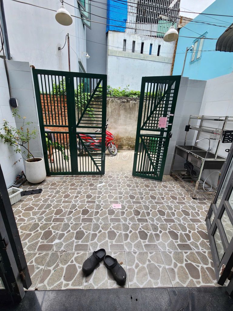 Rent Nguyễn Thị Búp, 4 bedrooms, 3 toilets, 4 x19 meters.