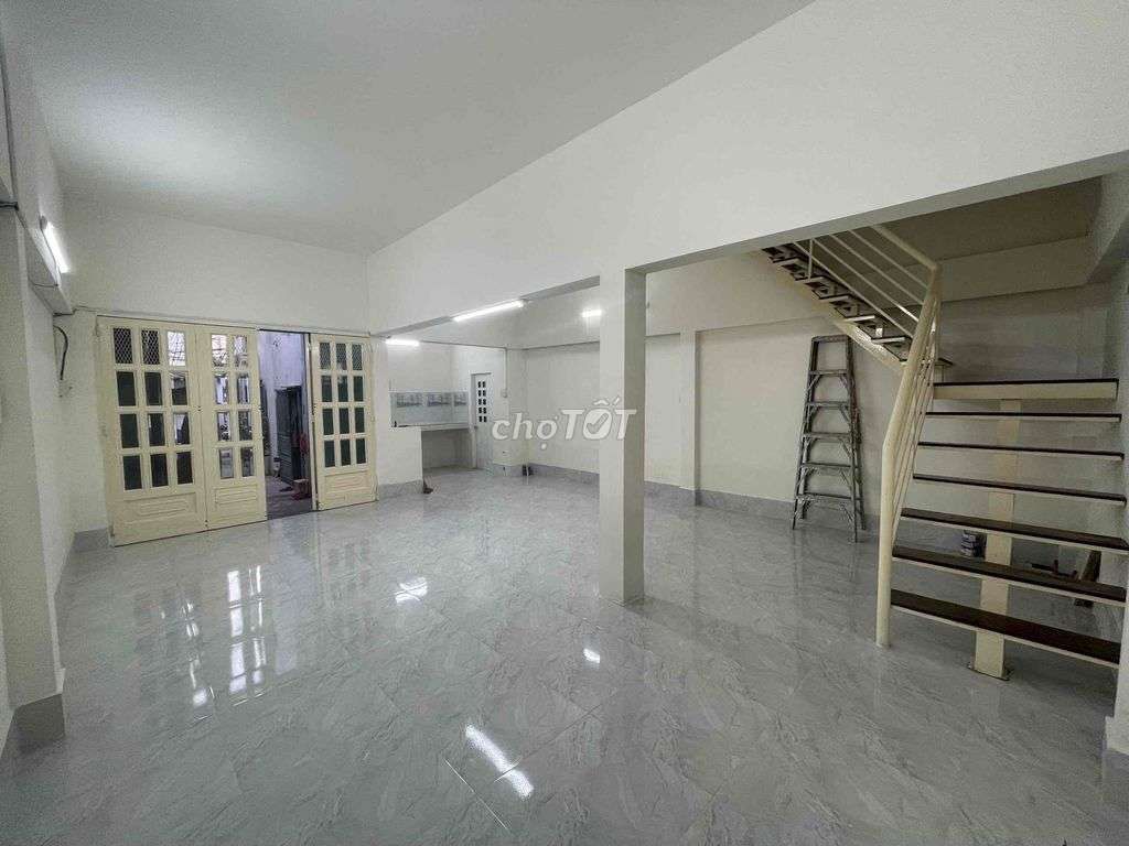 House 1 .1 floor 6 x 8 meters 2 room 2 Queen Street toilet