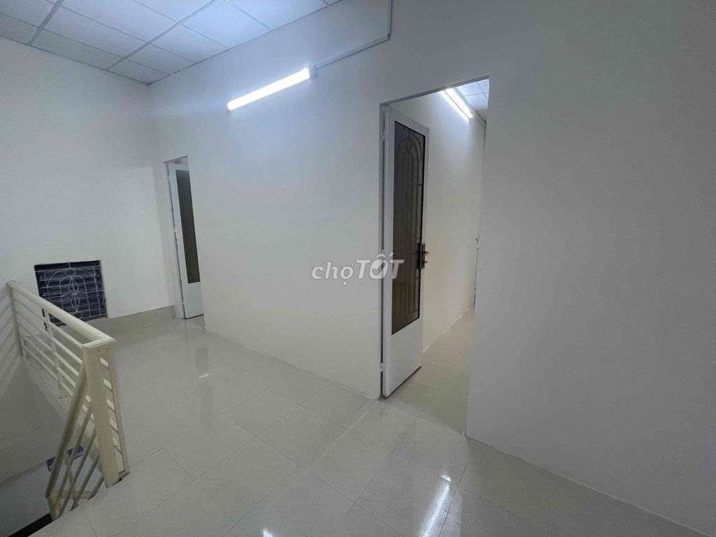 House 1 .1 floor 6 x 8 meters 2 room 2 Queen Street toilet