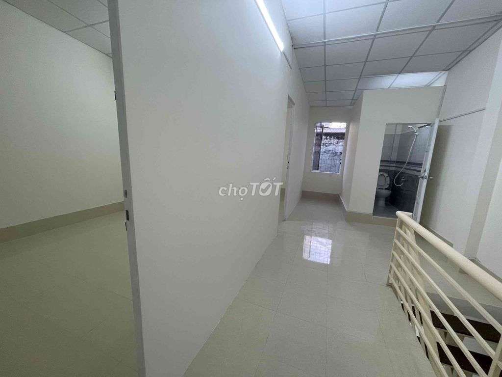 House 1 .1 floor 6 x 8 meters 2 room 2 Queen Street toilet