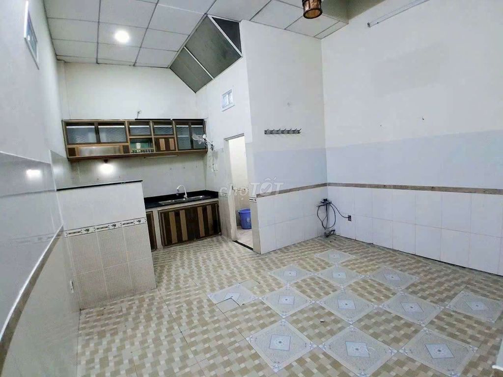 4 x20 car parks 2 bedrooms 8 meters just painted near the three-volt market