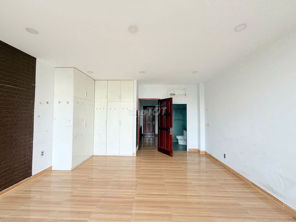 The Nguyễn Thị Nhung front 5 x22 meters 1 Mt. 5 floors for 38 million