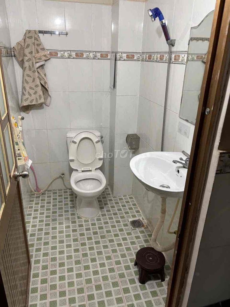 Rent the Hoàng Hoa Thám 4x11 truck. Clean the bathroom.
