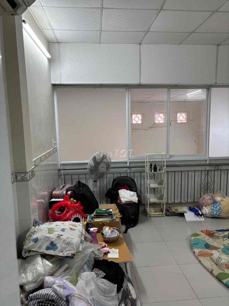 Rent the Hoàng Hoa Thám 4x11 truck. Clean the bathroom.