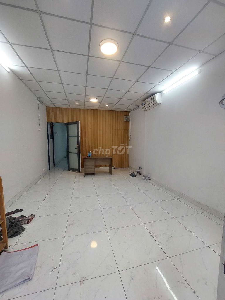 Rent the entire Trịnh Đình Trọng internal cash. Four bedrooms, two toilets.
