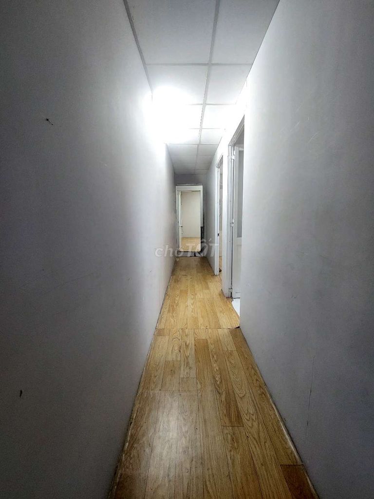 Rent the entire Trịnh Đình Trọng internal cash. Four bedrooms, two toilets.