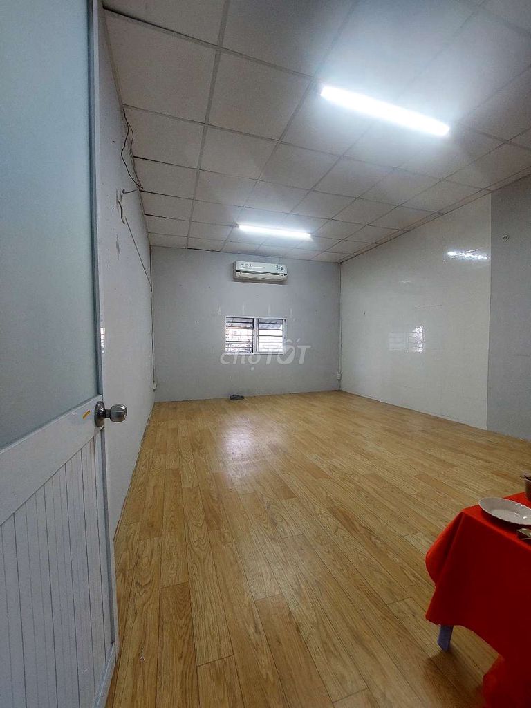 Rent the entire Trịnh Đình Trọng internal cash. Four bedrooms, two toilets.