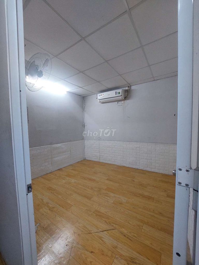 Rent the entire Trịnh Đình Trọng internal cash. Four bedrooms, two toilets.