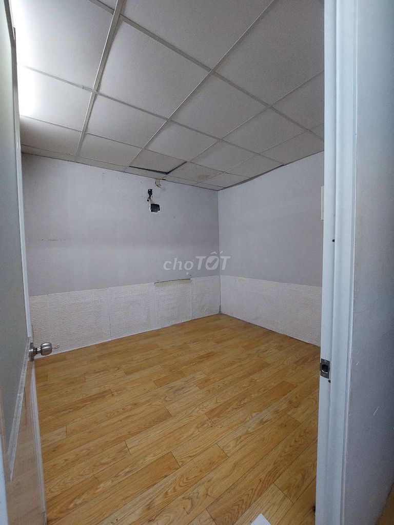 Rent the entire Trịnh Đình Trọng internal cash. Four bedrooms, two toilets.