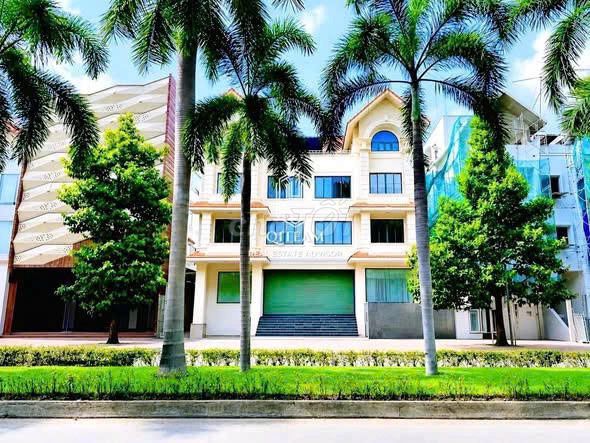 Rent the Nguyễn Thị Thập Front Building in District 7 20 x 20 ground vault 3 floors
