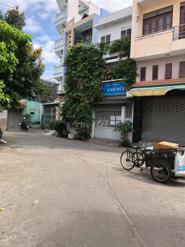 The alleyway alley B, 4.1 x 12 meters, 2 stories, 3 bedrooms, near the dining street.