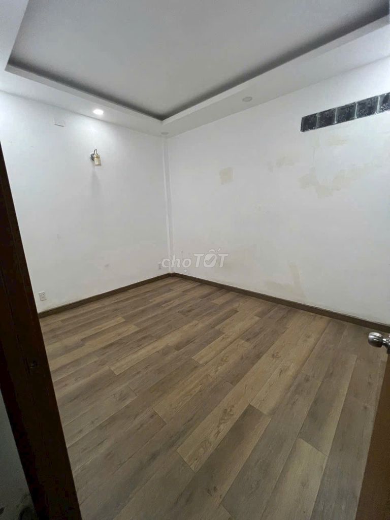 The alleyway alley B, 4.1 x 12 meters, 2 stories, 3 bedrooms, near the dining street.