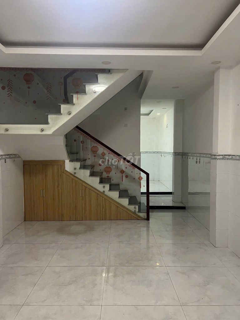 The alleyway alley B, 4.1 x 12 meters, 2 stories, 3 bedrooms, near the dining street.