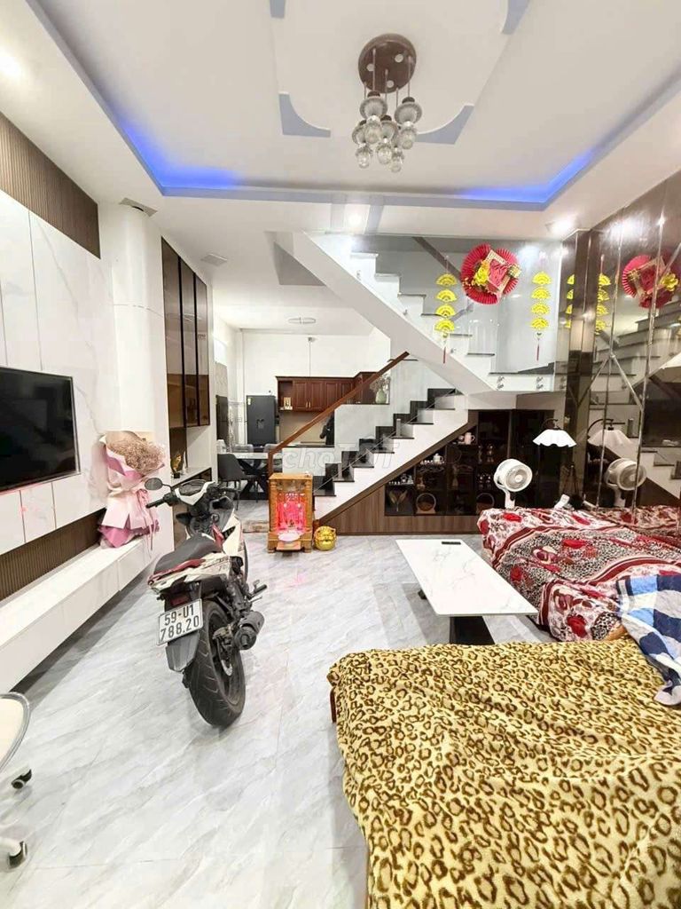 Full interior 4 x13 ft. 3th floor bedroom 3 car toilets 5 meters near pmq