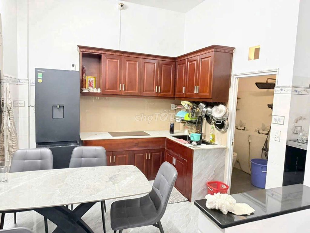 Full interior 4 x13 ft. 3th floor bedroom 3 car toilets 5 meters near pmq