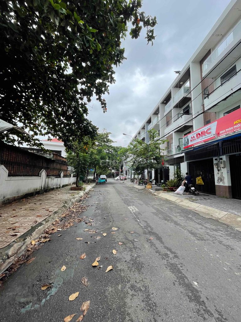 Qq Street, Fire Arrow, 5 x 20 meters, 3/5 panels, near the park