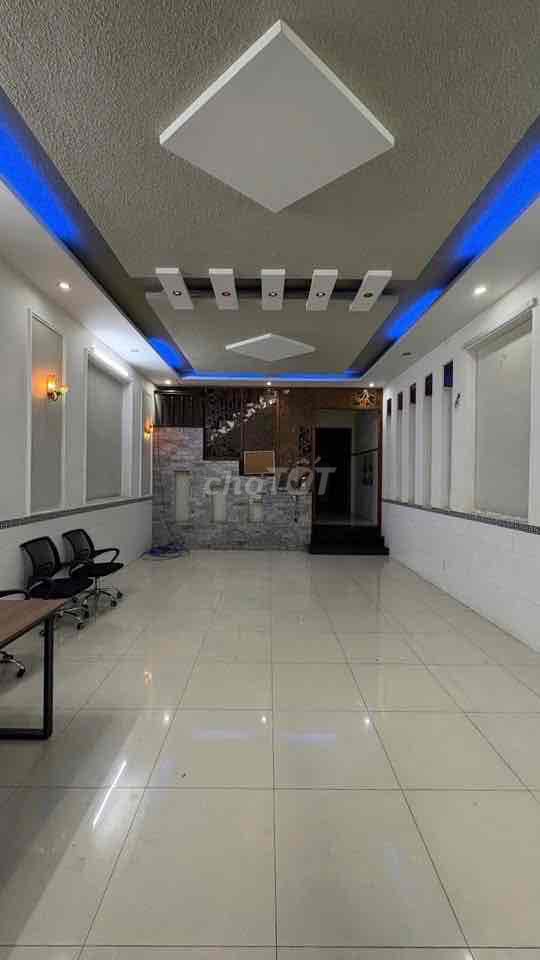 Qq Street, Fire Arrow, 5 x 20 meters, 3/5 panels, near the park