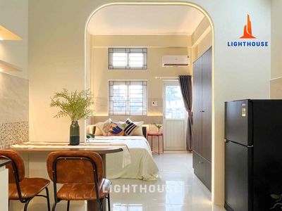 A fully comfortable balcony bedroom near the Pacific Bridge.