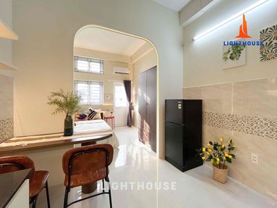 A fully comfortable balcony bedroom near the Pacific Bridge.