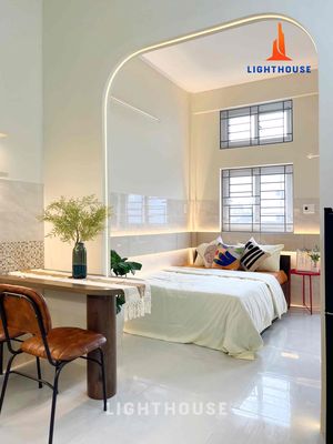 A fully comfortable balcony bedroom near the Pacific Bridge.