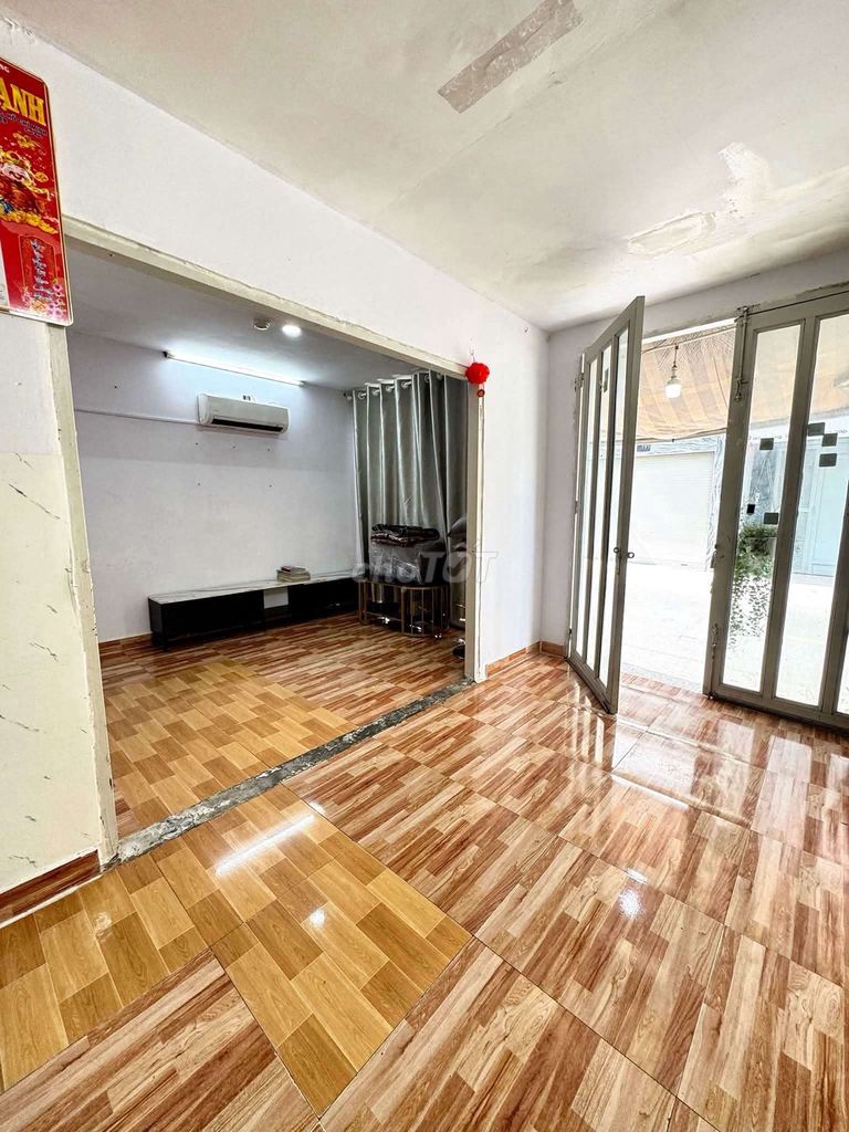 The Qq1144 16 front house has a convenient interior.