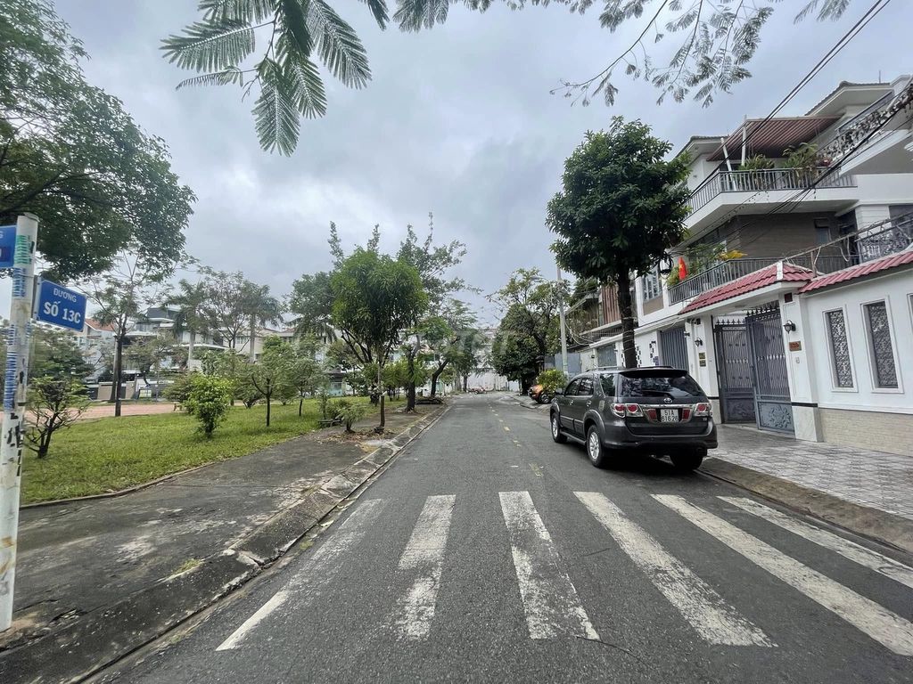 The fire house next to Aron Mall Bình Tân, 10 x22 meters, 4 bedrooms, park
