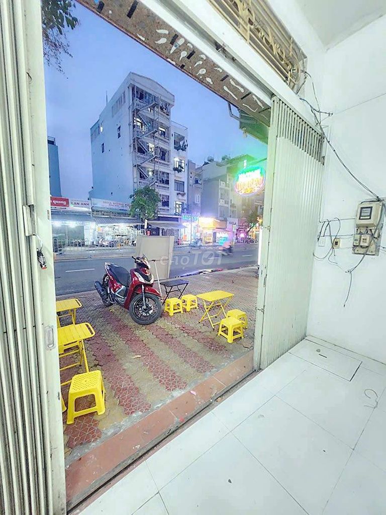 The store front house has a broad Nguyễn Văn Lượng foot radius.