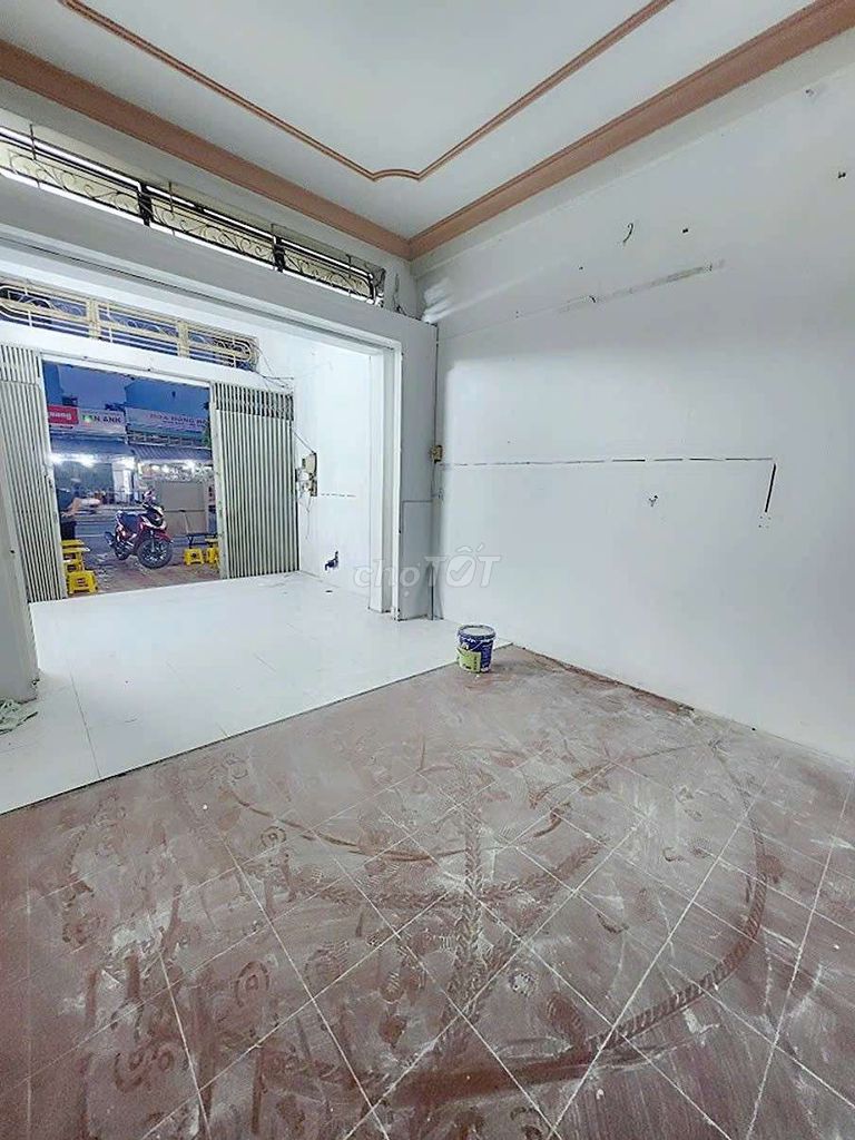 The store front house has a broad Nguyễn Văn Lượng foot radius.