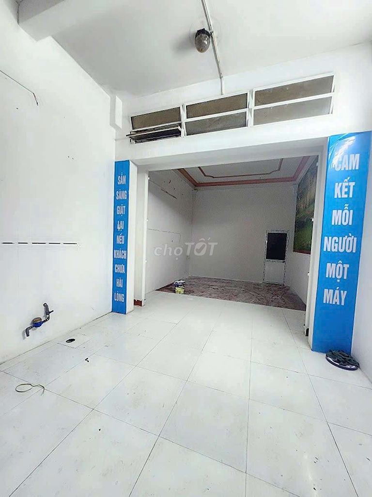 The store front house has a broad Nguyễn Văn Lượng foot radius.
