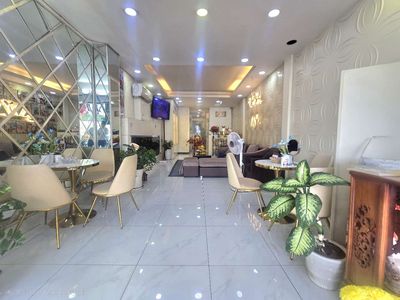 It's a cash rent for 143 3 Tháng 2. area 4 x28-3rd floor - nice position