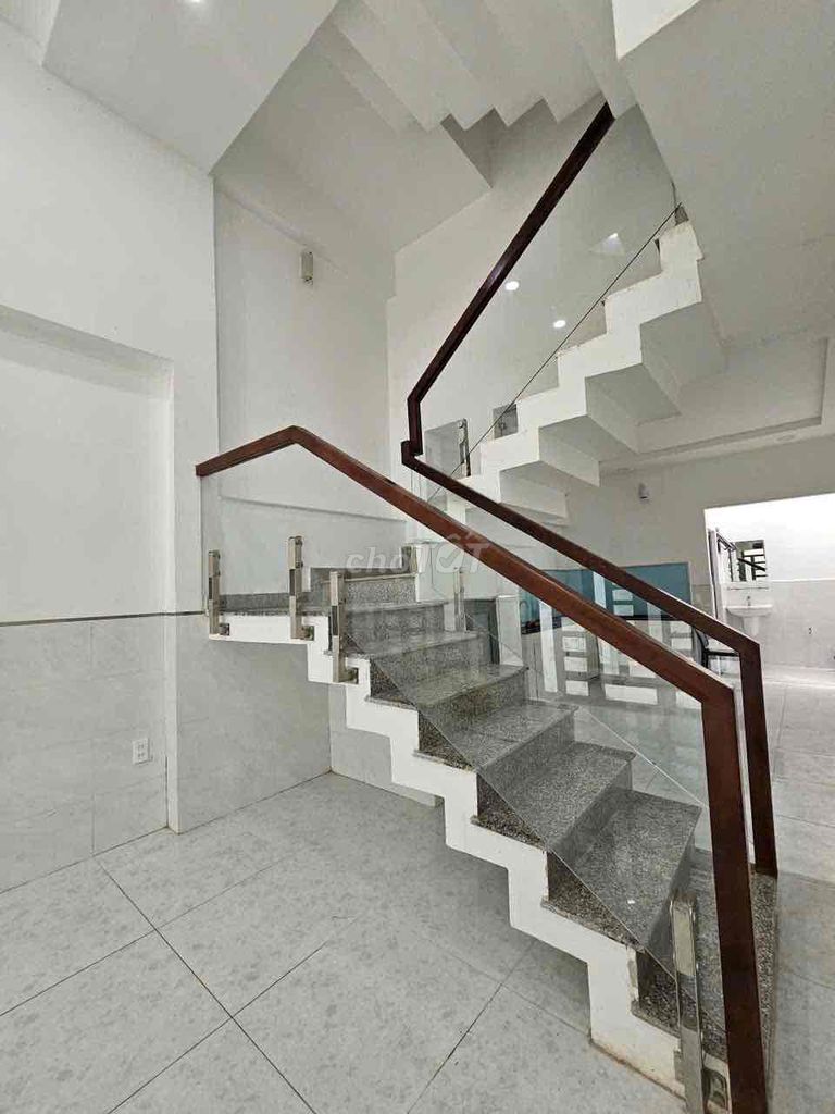 Renting the entire Dc, Dc Street building: 4 x14 meters, 3 floors,q.Tân Phú