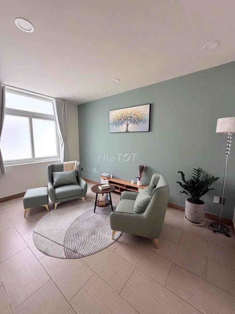 Rent the entire 40th Street front-- new east, District 7