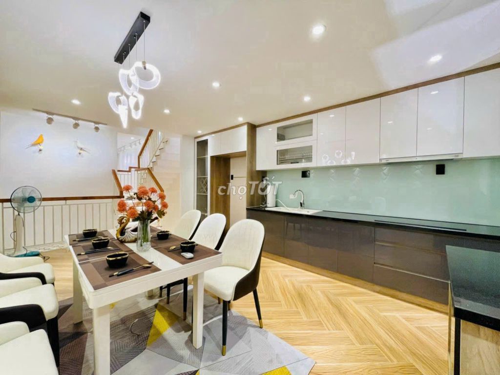 The Full House 5mm End Office 9 x 15 m 3rd floor 4 bedroom 4 toilets