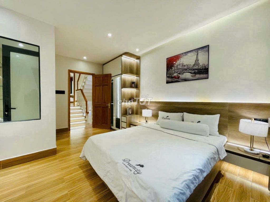 The Full House 5mm End Office 9 x 15 m 3rd floor 4 bedroom 4 toilets
