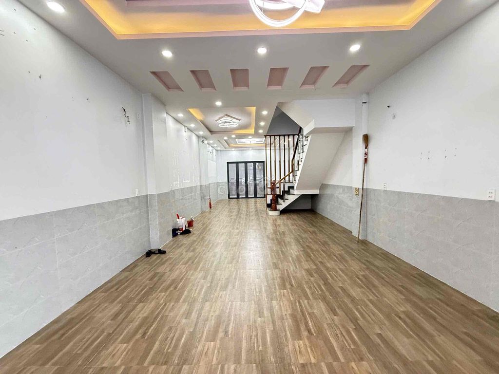 To rent a four-story house! Just stay and work in the office!