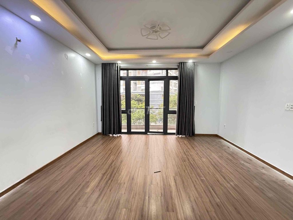 To rent a four-story house! Just stay and work in the office!