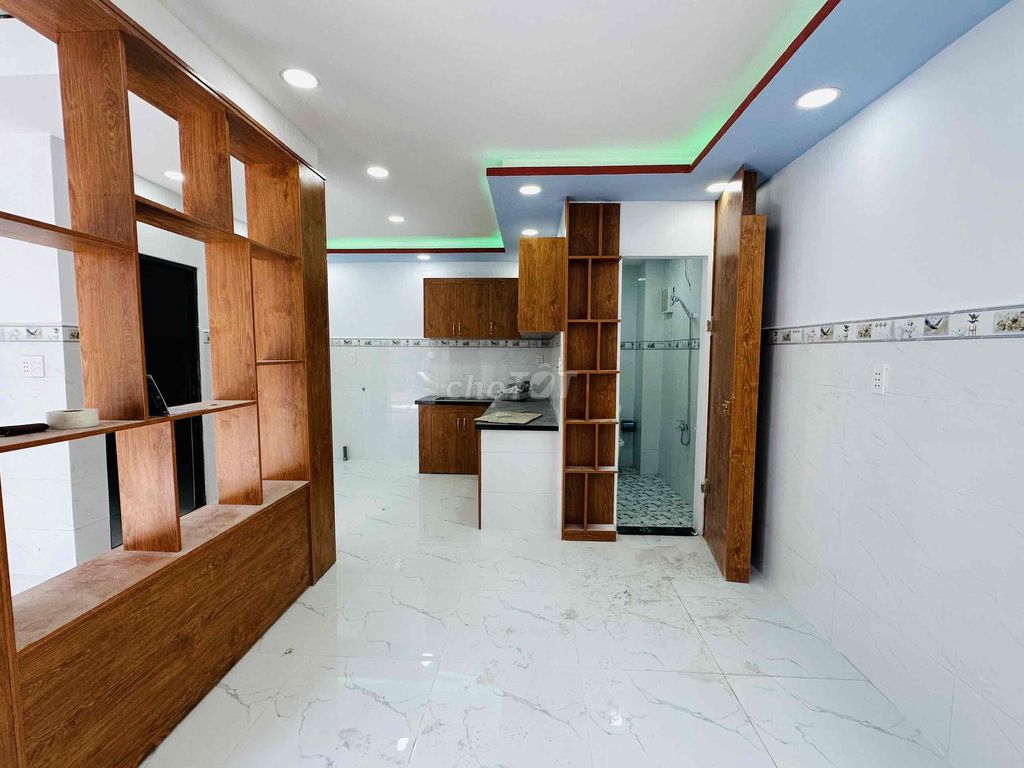 100 M2 uses MM 1 MM plus 1 mm. 3 bedrooms. 2 toilets. Carway 9 million a month.