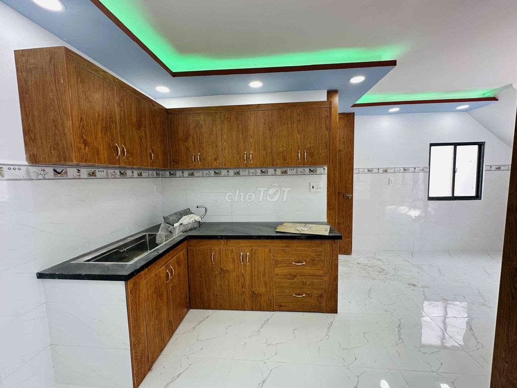 100 M2 uses MM 1 MM plus 1 mm. 3 bedrooms. 2 toilets. Carway 9 million a month.