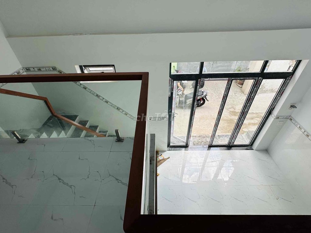 100 M2 uses MM 1 MM plus 1 mm. 3 bedrooms. 2 toilets. Carway 9 million a month.